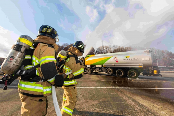 위험물질 운송차량(유조차) 차량 화재 진압을 위한 모의훈련 장면