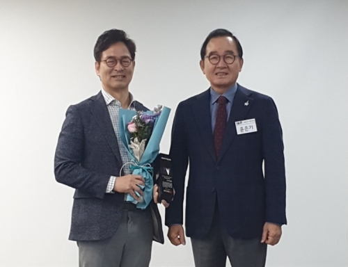 유영만 한양대학교 교수와 윤은기 회장.