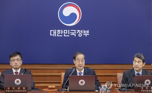 한덕수 국무총리가 5일 오전 서울 종로구 정부서울청사에서 열린 임시국무회의에 참석해 발언하고 있다.