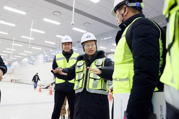 국가철도공단 김한영 이사장(왼쪽 두 번째)이 23일(화) GTX-A 수서~동탄 시설물점검을 하고 있다.