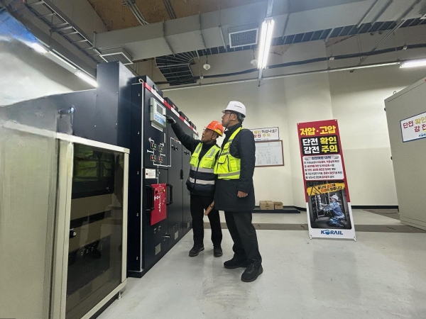 양덕희 코레일테크 기술사업본부장이 일반전철전력사업소를 방문해  작업현장 안전관리와 품질상태를 점검하고 있다.