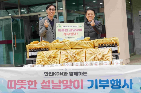구매한 지역 농산물을 기부하고 있는 김장현 한전KDN 사장(오른쪽)