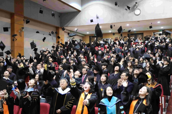 인천재능대학교(총장 이남식)가 7일 송림캠퍼스 본관 5층 대강당에서 제52회 학위수여식을 개최하고 졸업생 1017명에게 학위를 수여했다.