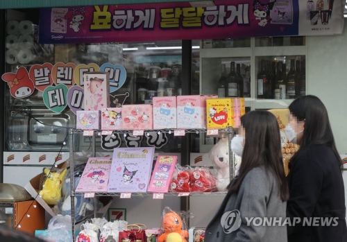 6일 오후 서울 시내 편의점에서 밸런타인데이 관련 상품을 판매하고 있다.(사진=연합뉴스)