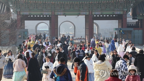 설 연휴 마지막 날인 12일 서울 종로구 경복궁이 내외국인 관광객들로 크게 붐비고 있다.(사진=연합뉴스)