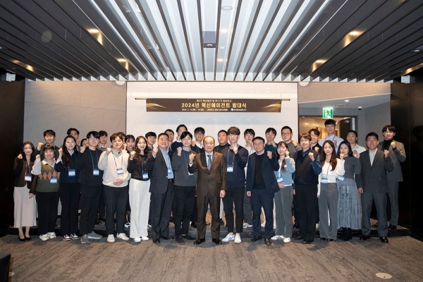 혁신에이전트 발대식에 참석한 한국중부발전 김호빈 사장과 직원들이 기념 단체 촬영을 하고 있다.
