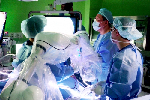 지난 12일 대구 구병원에서 진행된 담낭 제거 수술에 협동로봇을 활용한 복강경 수술보조 솔루션이 투입된 장면.[사진=두산로보틱스]