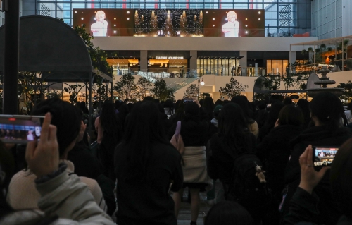 서울 영등포구에 위치한 더현대 서울 5층 사운즈포레스트에서 고객들이 버추얼 아이돌 '플레이브'의 콘서트를 관람하고 있다.