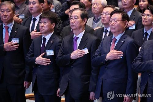 한덕수 국무총리가 25일 오후 서울 강남구 건설회관에서 열린 건설기술인의 날 기념식에 참석해 내빈들과 국기에 경례하고 있다.