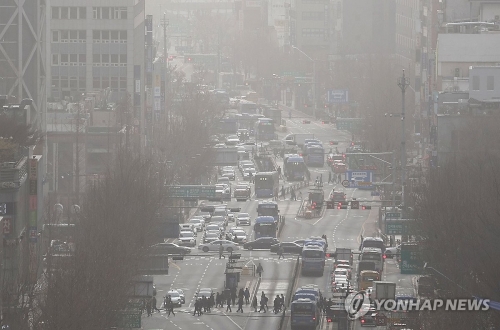 중부지방 미세먼지 농도가 '매우 나쁨' 수준을 보이는 29일 오전 서울 종로 시내가 뿌옇게 보인다.