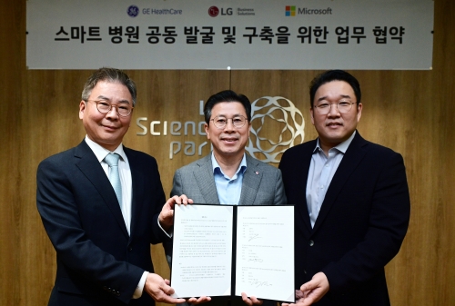 (왼쪽부터) 김용덕 GE헬스케어코리아 대표이사, 장익환 LG전자 BS사업본부장, 조원우 한국마이크로소프트 대표이사.