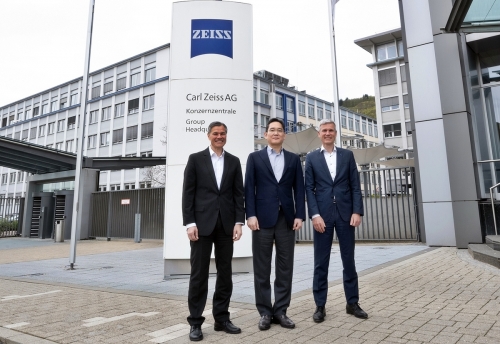 이재용 삼성전자 회장(가운데)이 26일(현지시간) 독일 오버코헨 자이스 본사를 방문해 칼 람프레히트 자이스그룹 CEO(왼쪽), 안드레아스 페허 ZEISS SMT CEO(오른쪽)와 기념사진을 촬영하고 있다.[사진=삼성전자]