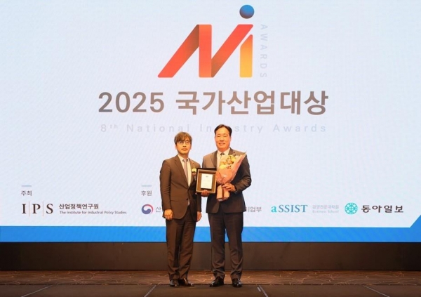 한국서부발전은 17일 서울 서초 엘타워에서 열린 '2025 국가산업대상' 시상식에서 제조품질, 환경경영 부문 대상을 각각 수상했다. 사진은 김평기 서부발전 발전처장(오른쪽)과 심사위원장인 김영규 고려대 경영대 교수가 기념촬영하는 모습