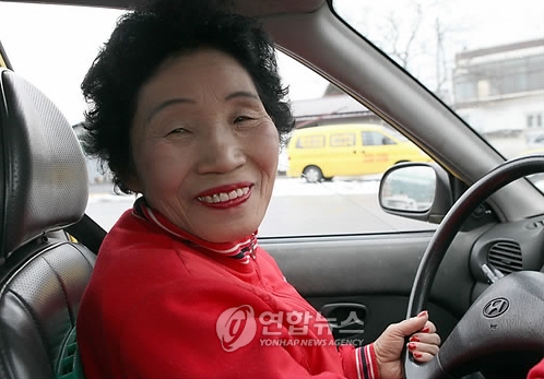 무려 950번 만에 운전면허 필기(학과)시험에 합격한 60대 할머니가 이번에는 기능시험에 도전장을 내밀었다. 전북 완주군에 사는 차사순(69) 할머니는 지난해 말 운전면허 학원에 등록한 뒤 요즘 운전연습에 푹 빠져 산다. 그는 지난해 11월4일 전북운전면허시험장에서 950번째 2종 보통 필기시험에 도전해 커트라인인 60점으로 합격한 뒤 요즘 기능시험에 도전 중이다