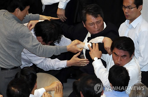 새해 예산안 처리를 놓고 여야가 대치 중인 8일 국회 본회의장에서 한나라당 김성회 의원과 민주당 최재성 의원이 몸싸움을 하고 있다. 법안은 결국 본회의에서 처리됐다.