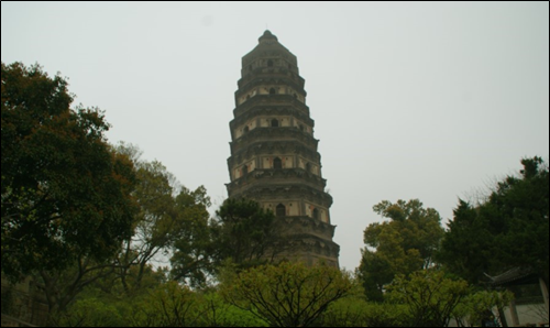 ▲오왕 합려의 무덤이 있는 쑤저우시내 호구의 벽돌탑.