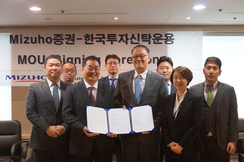 ▲ 한국운용 조홍래 사장(사진 앞줄 오른쪽에서 3번째)