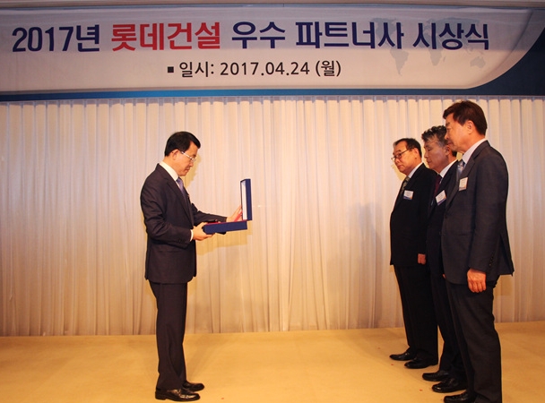 ▲ 롯데건설 하석주 사장(왼쪽)이 최우수 파트너사로 선정된 엠비엠이엔지, 관악산업, 능원건설 등 3개사 대표(오른쪽부터)에게 시상하고 있다.