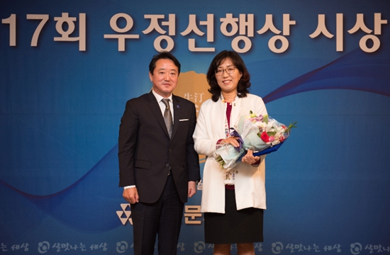 ▲ 코오롱그룹 오운문화재단은 25일 서울 웨스틴조선호텔에서 제17회 우정선행상 시상식을 개최했다. 오운문화재단 이사장인 이웅열 코오롱그룹 회장(왼쪽)과 28년간 소외 청소년을 위해 헌신해 온 대상 수상자 이정아 씨가 기념촬영을 하고 있다.
