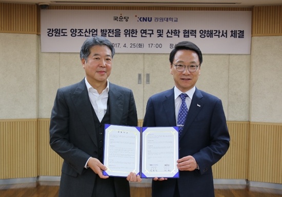 ▲ 국순당 배중호 대표(왼쪽)와 강원대학교 김헌영 총장은 '강원도 양조산업발전을 위한 연구 및 산학협력 양해각서 체결식'을 국순당 서울 사무소에서 25일 진행했다.