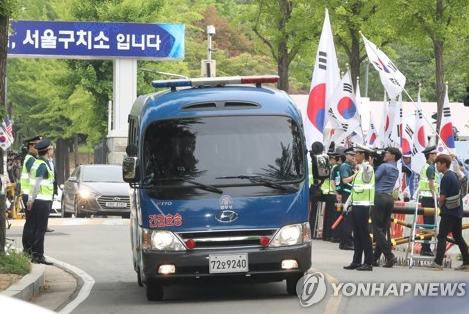 ▲ 23일 오전 경기도 의왕시 서울구치소에서 박 전 대통령을 태운 호송차량이 서울중앙지법으로 떠나고 있다. (사진=연합)