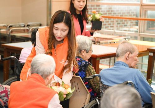 ▲ 한화투자증권 직원이 직접 만든 꽃바구니를 전달하고 있다.