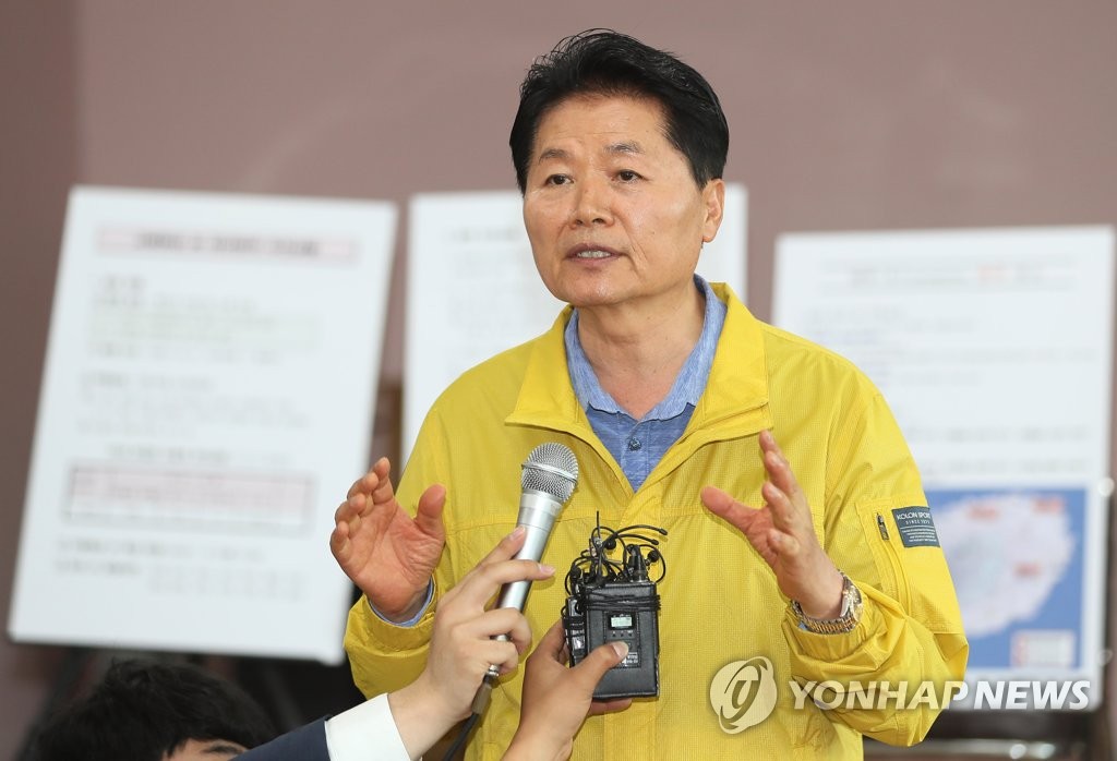 ▲ 김병원 농협중앙회장이 6일 오전 제주시 애월읍 상귀리 마을회관에서 농협 차원의 제주지역 AI 피해대책과 방역대책 등에 대해 말하고 있다.