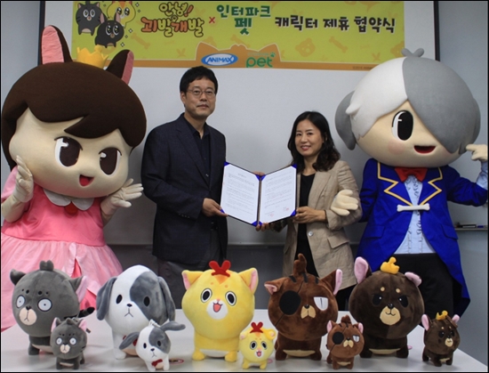 ▲ 인터파크 쇼핑부문 버티칼사업부 김동식 사업부장(사진 왼쪽)과 애니맥스 편성국 강주연 국장(사진 오른쪽)이 애니메이션 '안녕! 괴발개발'의 캐릭터 활용을 위한 전략 제휴를 체결하고 기념 촬영을 하고 있는 모습.