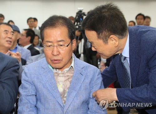 ▲ 홍준표 전 지사(왼쪽)와 얘기를 나누는 강동호 위원장(오른쪽)