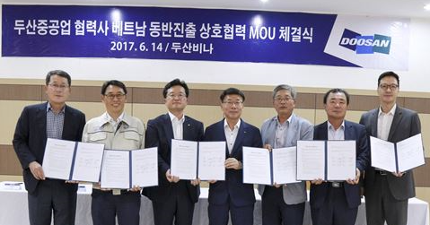 ▲ 김명우 두산중공업 사장(왼쪽 네 번째), 정연인 두산비나 법인장 전무(왼쪽 두 번째)이 협력사 대표들과 기념촬영을 하고 있다.