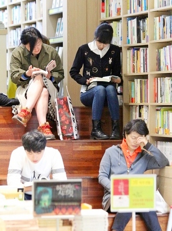 ▲ 영풍문고 서울 코액스몰점에서 고객들이 책을 읽고있다. 정수남 기자