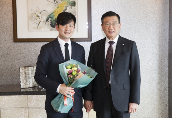 ▲ 박삼구 회장(오른쪽)은 20일 피아니스트 선우예권을 만나 반 클라이번 콩구르 우승을 축하하며 격려의 시간을 가졌다.