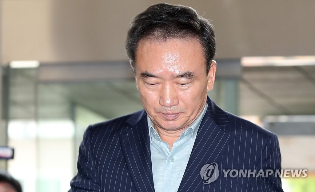 ▲ 고객 숙인 최호식 전 호식이두마리치킨 회장.