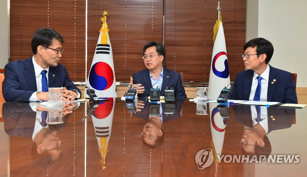 ▲ 김동연 경제부총리(가운데), 정하성 청와대 정책실장(왼쪽), 김상조 공정거래위원장이 21일 오후 서울 세종로 정부서울청사에서 만나 경제현안에 대해 논의하고 있다.