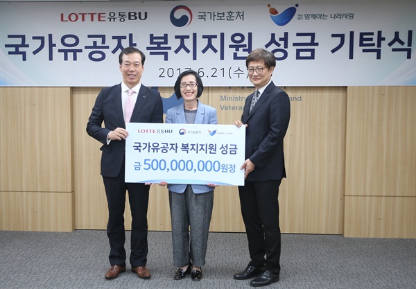 ▲ 성금 전달하는 이완신 롯데홈쇼핑 대표(왼쪽)