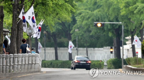 ▲ 청와대 앞길로 차량이 통행하고 있다. (사진=연합)