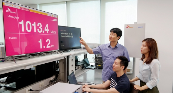 ▲ 지난 27일 수원 소재 삼성 연구실에서 SK텔레콤·삼성전자 연구원들이 3GPP 5G 장비로 3.5GHz 통신을 시연하고 있다. SKT 제공