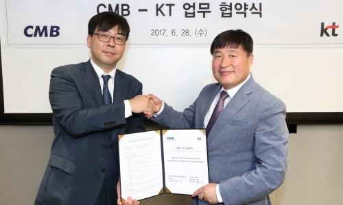 ▲ 임헌문 KT MASS총괄 사장(오른쪽)과 김태율 CMB 대표가 협약서를 들고 함께 기념촬영 하고 있다. 케이티 제공
