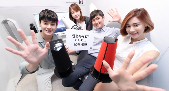 ▲ KT 모델들이 KT 광화문 사옥 전시 부스에서 기가지니 10만 가입자 달성기념 사진을 촬영하고 있다. 케이티 제공