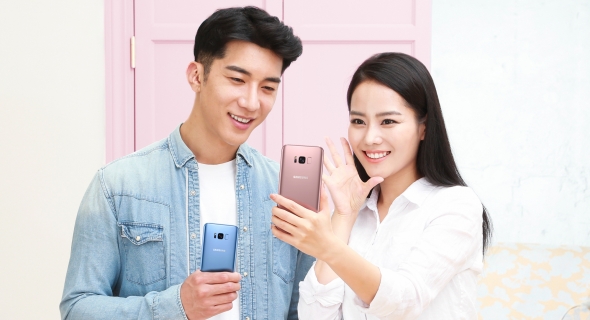 ▲ 모델들이 갤럭시S8 코랄블루, 갤럭시S8플러스 로즈핑크를 소개하고있는 모습. 삼성전자 제공