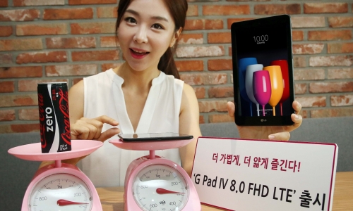 ▲ LG전자가 4일 출시하는 'G Pad IV 8.0 FHD LTE'의 무게를 콜라캔과 비교하는 모습. LG전자 제공