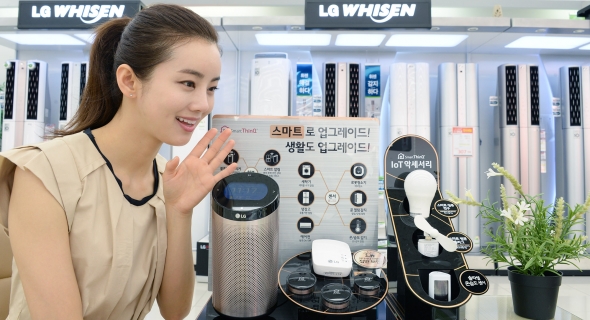 ▲ 모델이 LG전자 '스마트허브 2.0' 음성인식 기능을 시연하고 있다. LG전자 제공