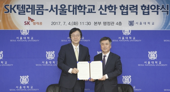 ▲ 이호수 SK텔레콤 ICT기술총괄(왼쪽)과 김성철 서울대 연구처장이 서울대학교 관악캠퍼스 본관에서 4일 AI인재 양성을 위한 협약을 체결했다. SK텔레콤 제공