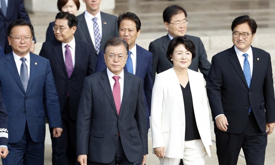 문재인 대통령과 김정숙 여사가 5일 오전 성남 서울공항에서 주요 20개국(G20) 정상회의 참석을 위해 독일로 출국하는 전용기로 향하고 있다..jpg