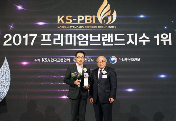 ▲ 형지엘리트 이범구 상무(왼쪽)와 백수현 한국표준협회 회장