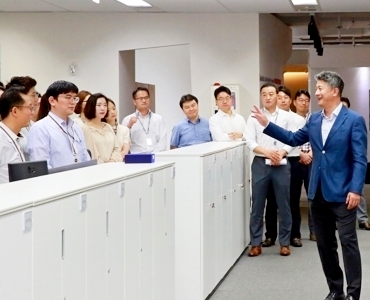 ▲ 동국제강 장세욱(오른쪽 첫번째) 부회장이 임직원들과 대화하고 있다. 연합뉴스 제공.