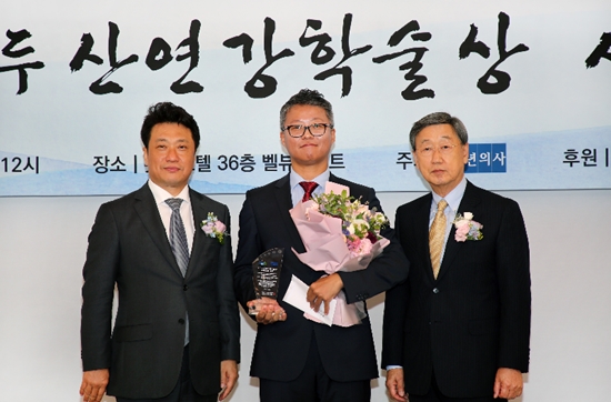 ▲ 박용현 두산연강재단 이사장(오른쪽)이 7일 서울 소공동 롯데호텔에서 열린 2017 두산연강학술상 의학논문 부문 시상식에서 수상자인 전재관 국립암센터 과장(가운데), 이왕준 신문 '청년의사' 발행인과 기념 촬영을 하고 있다.