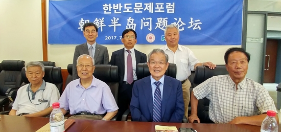 ▲ 전국경제인연합회는 10일 북경대 회의실에서 한반도문제포럼과 공동으로 최근 한반도 정세와 남북관계 전망을 주제로 한 토론회를 개최했다. 조장성 북경대 교수(앞줄 왼쪽 두번째부터), 권태신 전경련 부회장, 진봉군 북경대 교수가 기념촬영하고 있다.
