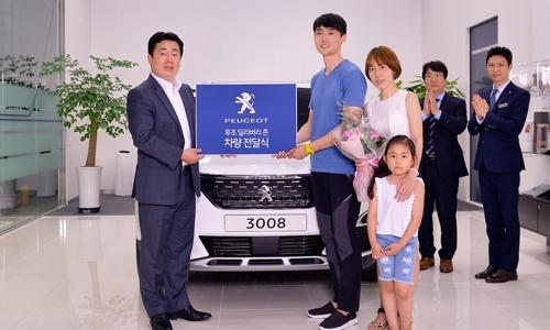 ▲ 동근태 한불모터스 영업기획 총괄 상무(왼쪽)와 고객 임재영(44)씨 가족 한불모터스 제공.