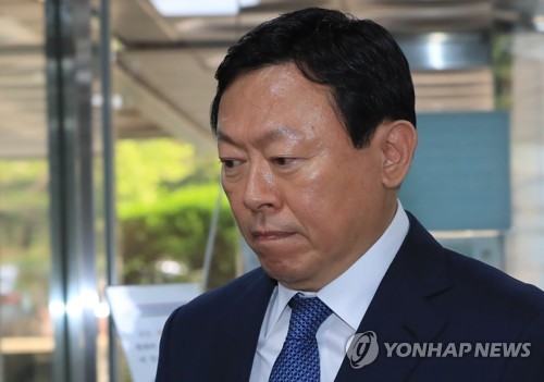 ▲ 신동빈 롯데그룹 회장이 지난 6일 오전 서울 서초구 서울중앙지법에서 열린 제3자 뇌물 32회 속행공판에 출석하기 위해 법정으로 향하고 있다.(자료사진)